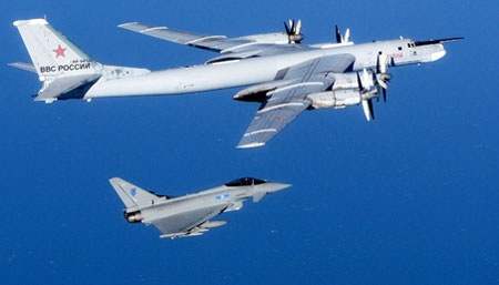 Nga - NATO "so găng" vũ khí - 1 Máy bay ném bom Tu-95 của Nga (trên) bị phi cơ của Không quân Hoàng gia Anh hộ tống. (Ảnh:
