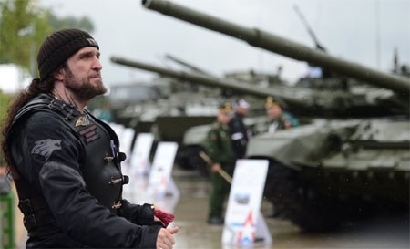 Hệ thống súng phun lửa tự hành hạng nặng TOS-1A Solntsepyok tại triển lãm. (Nguồn: