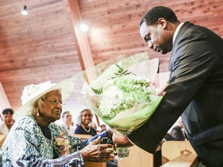 Cụ bà cao tuổi nhất thế giới qua đời - 1 Cụ bà Jeralean Talley năm 115 tuổi được Hạ nghị sỹ bang Michigan David Nathan tặng hoa.