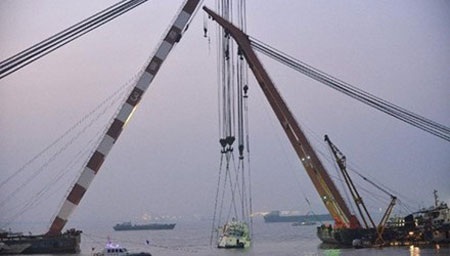 Những thảm hoạ chìm tàu khủng khiếp nhất châu Á - 1 Chiếc tàu Wanshenzhou 67 bị chìm trên sông Trường Giang. (Ảnh: