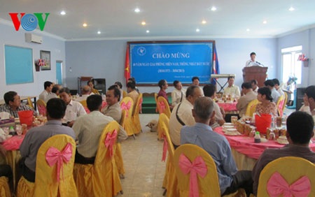 Việt kiều Campuchia mừng ngày Đại thắng 30/4 của dân tộc - 2 Việt kiều tại Campuchia mừng ngày 30/4