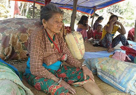 Tường thuật của PV Cẩm Tú: Nepal - Chiếu đất màn trời - 4 Theo