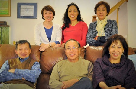 Óc thực tế giúp người Việt thành công xứ người? - 2 Anh chị Lê Vũ - Thanh Hà và cộng đồng người Việt bên Mỹ. (Ảnh: