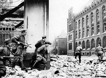 Kỳ 4: Lưỡi dao nhọn trong lòng địch - 1 Các chiến sĩ Hồng quân Liên Xô tiến vào thành phố Frankfurt của Đức, tháng 4-1945. (Ảnh:
