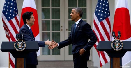 Bước tiến liên minh Mỹ - Nhật: Vòng kim cô của Trung Quốc? - 1 Hai nguyên thủ bắt tay trong chuyến thăm lịch sử của ông Abe đến Mỹ. (Ảnh: