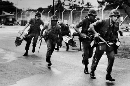 (Ảnh): Chiến dịch “Gió lốc”: Cuộc tháo chạy khỏi Sài Gòn năm 1975