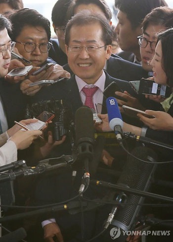 Hàn Quốc thẩm vấn nhân vật đầu tiên trong "danh sách đen hối lộ" - 1 Ông Hong Joon Pyon trả lời phỏng vấn báo chí (Nguồn: