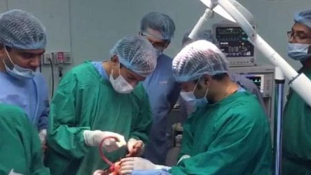 Bác sĩ nhờ phóng viên phẫu thuật não cho nạn nhân động đất - 1 TS Sanjay Gupta thực hiện ca phẫu thuật