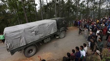 Bác sĩ nhờ phóng viên phẫu thuật não cho nạn nhân động đất - 2 Người dân chặn xe tải chở hàng cứu trợ