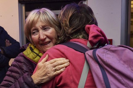 Niềm vui sum họp tại sân bay Ben Gurion gần Tel Aviv hôm 28/4