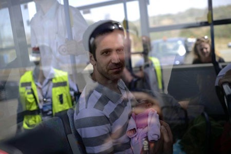 Hạnh phúc của 2 bố con người Israel ở bến xe buýt trong sân bay Tel Aviv, Israel hôm 27/4