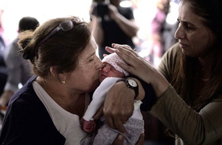 Hạnh phúc của 2 bố con người Israel ở bến xe buýt trong sân bay Tel Aviv, Israel hôm 27/4