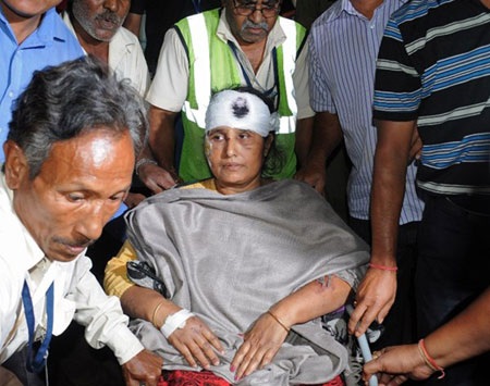 Hạnh phúc của 2 bố con người Israel ở bến xe buýt trong sân bay Tel Aviv, Israel hôm 27/4