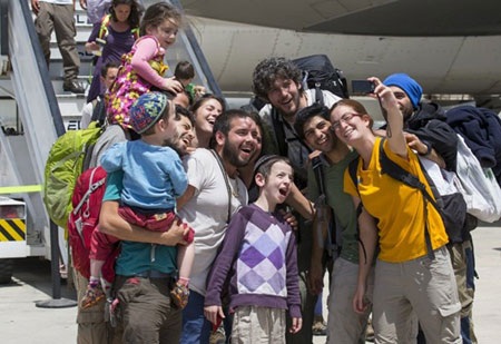 Hạnh phúc của 2 bố con người Israel ở bến xe buýt trong sân bay Tel Aviv, Israel hôm 27/4