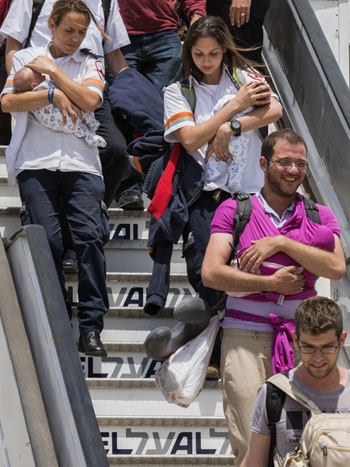 Hạnh phúc của 2 bố con người Israel ở bến xe buýt trong sân bay Tel Aviv, Israel hôm 27/4