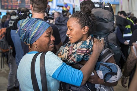 Niềm vui sum họp tại sân bay Ben Gurion gần Tel Aviv hôm 28/4