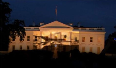 Vũ khí Ngày chiến thắng xuất hiện tại Nhà Trắng - 1 Hình ảnh vũ khí Nga được chiếu trên tường Nhà Trắng