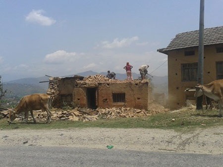 Ở nơi nhiều người chết nhất Nepal - 12 Theo