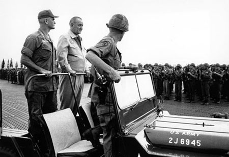 Những ai ngăn cản cuộc chiến leo thang? - 1 Tổng thống Lyndon Johnson trong chuyến kinh lý Nam Việt Nam (tháng 10-1966)