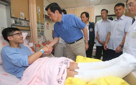 Khoảnh khắc hãi hùng bị lửa thiêu tại công viên nước qua lời nạn nhân - 3 Nhà lãnh đạo Đài Loan Mã Anh Cửu tới thăm các nạn nhân trong bệnh viện. (Ảnh:
