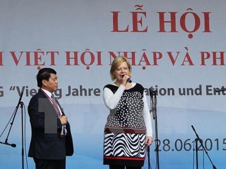 Chủ tịch Ủy ban Ngân sách Quốc hội Liên bang Đức Gesine Lötzsch phát biểu tại lễ hội. (Ảnh: