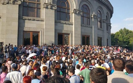 “Biểu tình Maidan Ukraine” lan sang khu vực Kavkaz? - 1 Biểu tình ở Quảng trường Tự do ở trung tâm thủ đô Yerevan, Armenia (ảnh: