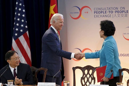 Mỹ-Trung: Gió đảo chiều chỉ sau "một đêm"? - 1 Phó Tổng thống Mỹ Joe Biden bắt tay Phó Thủ tướng Trung Quốc Lưu Diên Đông tại hội đàm.