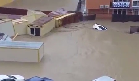 Lũ cuốn trôi ô tô, dân bơi trên phố tại Sochi - 1 Lũ lớn cuốn trôi ô tô.