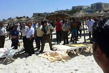 Người hùng bắn chết kẻ khủng bố Tunisia kể lại giây phút hãi hùng - 2 Hiện trường đẫm máu trong vụ xả súng ở Tunisia. (Nguồn: