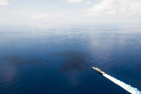 Chiến lược ngoại giao "roi nhỏ" của Mỹ ở Biển Đông - 2 Chiến hạm USS Fort Worth của Mỹ tại Biển Đông hồi tháng 5 vừa qua