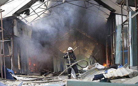 Ukraine: Thùng thuốc súng lại nổ, Nga – EU “ăn miếng trả miếng” - 1 Một khu chợ ở Donetsk bị trúng pháo hôm 3/6