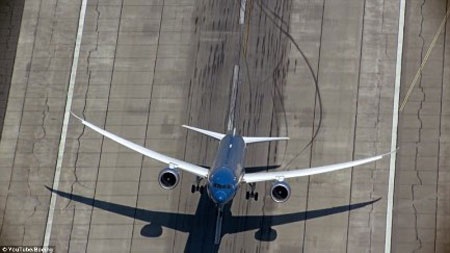 Máy bay Boeing Dreamliner đầu tiên của Việt Nam cất cánh thẳng đứng tại Mỹ - 1 Màn cất cánh thẳng đứng với đường băng của chiếc Boeing Dreamliner