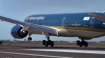 Máy bay Boeing Dreamliner đầu tiên của Việt Nam cất cánh thẳng đứng tại Mỹ - 2 Chiếc máy bay sử dụng trong buổi bay thử mang thương hiệu Vietnam Airlines