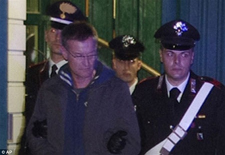 “Mafia thủ đô” - chuyên án gây rúng động Italy - 1 Trùm mafia Massimo Carminati bị bắt giữ vào tháng 12-2014. (Ảnh: