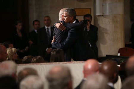 Tổng thống Barack Obama chia buồn cùng Phó Tổng thống Joe Biden. (Ảnh: