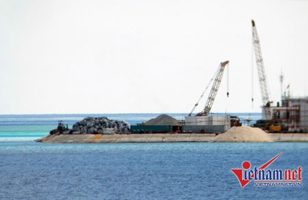 Biển Đông: Khi Mỹ giơ "gậy" vũ khí hiện đại với Trung Quốc - 2 Hình ảnh cải tạo trái phép của TQ tại bãi đá Huy Gơ. (Ảnh: