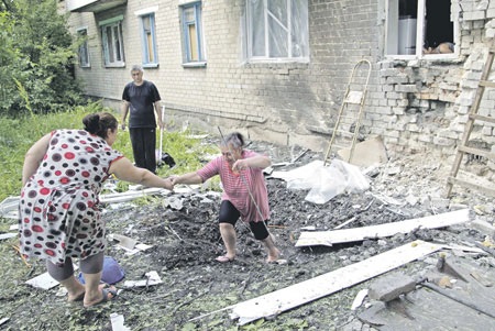 Ukraine còn tin tưởng vào phép màu của Hiệp định Minsk? - 1 Nhà cửa người dân vùng Donbass vẫn tiếp tục bị phá hủy bởi vũ khí hạng nặng.