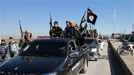 Nỗi lo khủng bố ám ảnh toàn thế giới - 1 Các tay súng IS tại Iraq trong một cuộc phô trương lực lượng trên đường phố. (Ảnh: