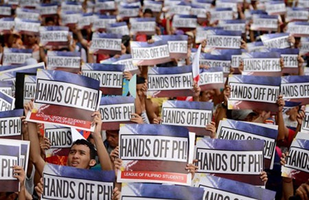 Làm chùn bước Trung Quốc ở Biển Đông bằng cách nào? - 1 Hàng nghìn người Philippines biểu tình phản đối Trung Quốc ngày 12/6