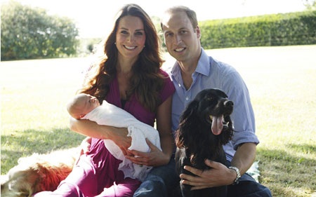 Hoàng tử George cùng với cha mẹ trong bức ảnh chụp tại Cung điện Kensington mùa hè năm 2013