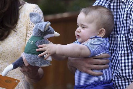 Hoàng tử George cùng với cha mẹ trong bức ảnh chụp tại Cung điện Kensington mùa hè năm 2013