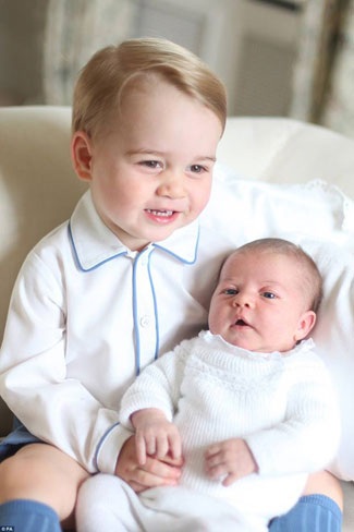 Hoàng tử George cùng với cha mẹ trong bức ảnh chụp tại Cung điện Kensington mùa hè năm 2013