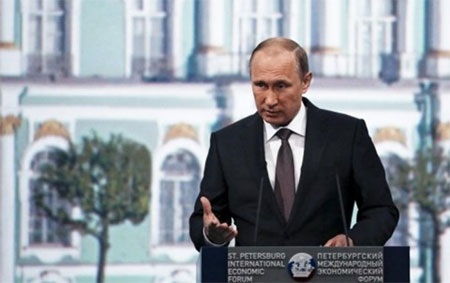 Tổng thống Nga Putin phát biểu tại Diễn đàn kinh tế quốc tế St. Peterburg. (Ảnh: