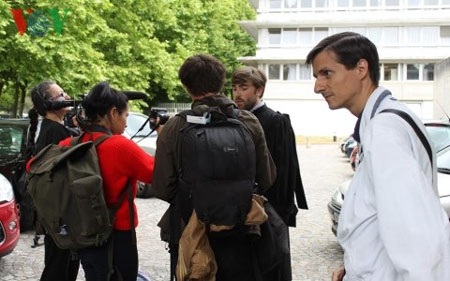 Các phóng viên Đức, Pháp phỏng vấn luật sư Repolt