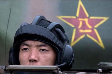Báo Nga: Trung Quốc có thể tấn công Mỹ? - 1 Biểu dương sức mạnh tăng- thiết giáp ở ngoại ô Bắc Kinh. (Ảnh: