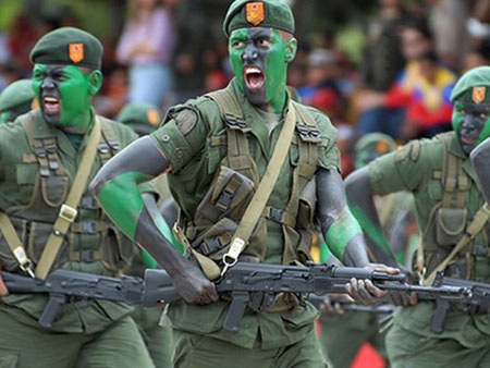 Binh lính Venezuela với AK-103 của Nga 