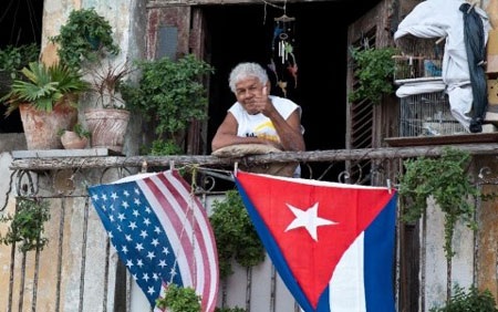 Triển vọng của Cuba sau khi bình thường hóa quan hệ với Mỹ - 1 Một người Cuba ra dấu ủng hộ Mỹ-Cuba bình thường hóa quan hệ. (Ảnh