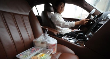 Những chiêu trò "khoe của" mới của nhà giàu Trung Quốc - 1 Đại gia Trung Quốc lái siêu xe đi giao mỳ lạnh