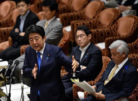 Báo Nga: “Người Nhật đã được phép tấn công Trung Quốc” - 1 Thủ tướng Nhật Bản Shinzo Abe trong phiên thảo luận Dự luật an ninh tại Hạ viện.