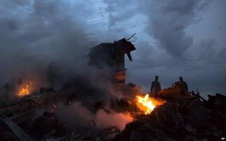 Lễ tưởng niệm một năm ngày xảy ra thảm họa máy bay MH17 - 2 Hiện trường vụ máy bay MH17 của Malaysia rơi xuống và bốc cháy ngày 17/7/2014(ảnh: